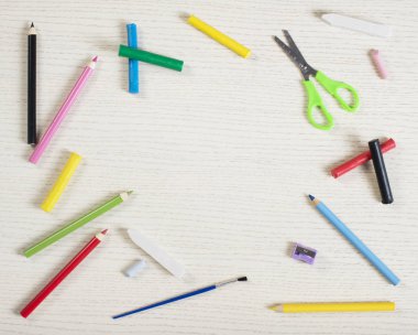 Okul boş yüzeyli beyaz tahta çerçeveyi sağlar. Hamuru, tebeşir, kalemtıraş, fırça, makas, boya kalemi ve silgi.