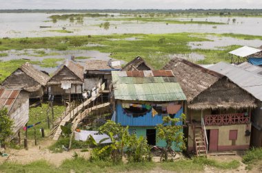 Iquitos, Peru. Amazonas köyü. Amazon Nehri kenarındaki tipik Hint kabileleri yerleşim.
