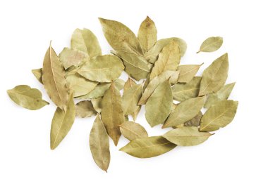 Kurutulmuş defne yaprağı yığını üzerinde beyaz izole. Defne yaprakları yığın.