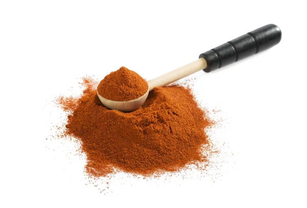 成堆的红色地面辣椒粉 用木勺在白色背景上被隔离 辣椒堆 — 图库照片
