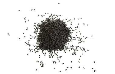 Beyaz arka planda siyah kimyon yığın. Nigella sativa tohum yığını.