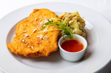 Patatesli sosis şnitzel.