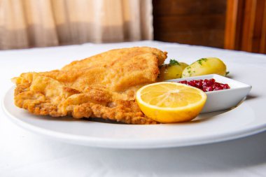 Patatesli sosis şnitzel.