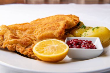 Patatesli sosis şnitzel.