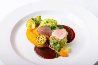 Patates püresiyle sığır filetosu