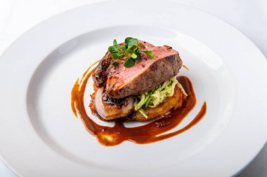 Patates püresiyle biftek.