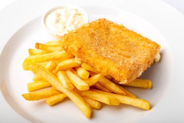 Kızarmış peynirli patates kızartması.