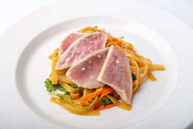 Erişteli ızgara ton balığı.