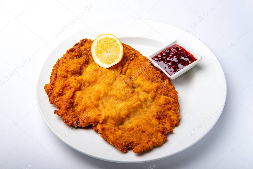 Viennese schnitzel with lemon and cranberries