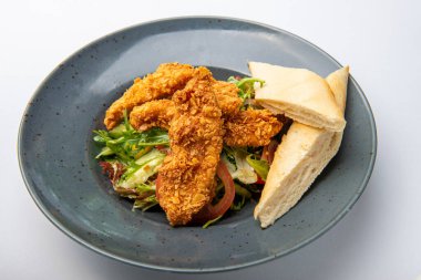 Hamur işleri ve sebzeli tavuk şeritleri.