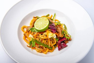 Erişte ve biftekli Pad Thai.