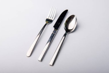 Beyaz arkaplanda çatal bıçak takımı