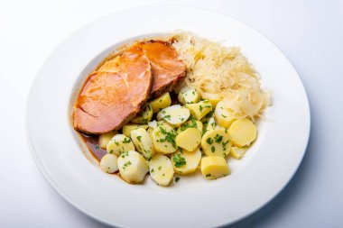 Kızarmış et, patates ve lahana.