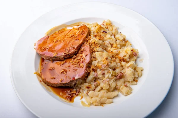 Gebratenes Fleisch Mit Knödeln Mit Kraut Und Speck — Stockfoto