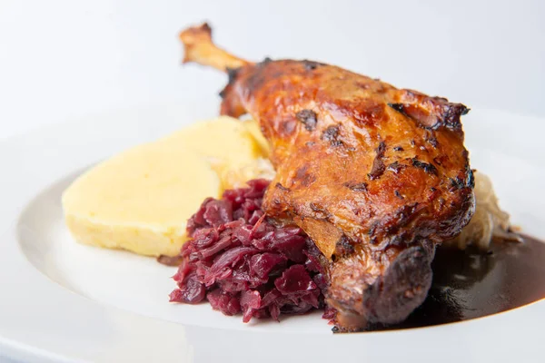 Gegrillte Gänse Entenkeule Mit Knödel Und Kraut — Stockfoto