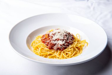 Harika spagetti bolonez ve parmesan peyniri.