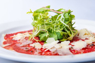 Rokola ve parmesanlı lezzetli carpaccio.