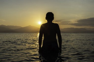 Sahilde çocuk silüeti