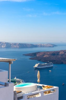 Santorini, Yunanistan. Geleneksel Kikladik Santorini evler cliff üzerinde ısmarlayarak