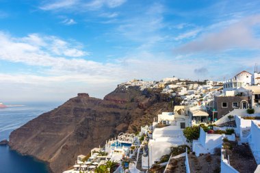 Santorini, Yunanistan. Geleneksel Kikladik Santorini evler cliff üzerinde ısmarlayarak