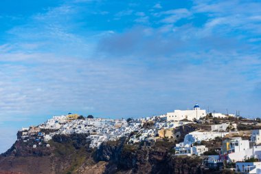 Santorini, Yunanistan. Geleneksel Kikladik Santorini evler cliff üzerinde ısmarlayarak