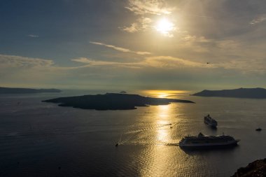 Santorini, Yunanistan. Geleneksel Kikladik Santorini evler cliff üzerinde ısmarlayarak