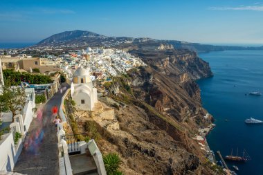 Santorini, Yunanistan. Geleneksel Kikladik Santorini evler cliff üzerinde ısmarlayarak