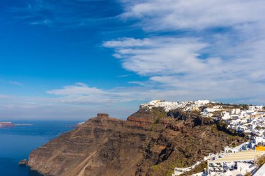 Santorini, Yunanistan. Geleneksel Kikladik Santorini evler cliff üzerinde ısmarlayarak