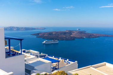 Santorini, Yunanistan. Geleneksel Kikladik Santorini evler cliff üzerinde ısmarlayarak