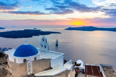 Santorini, Yunanistan. Geleneksel Kikladik Santorini evler cliff üzerinde ısmarlayarak