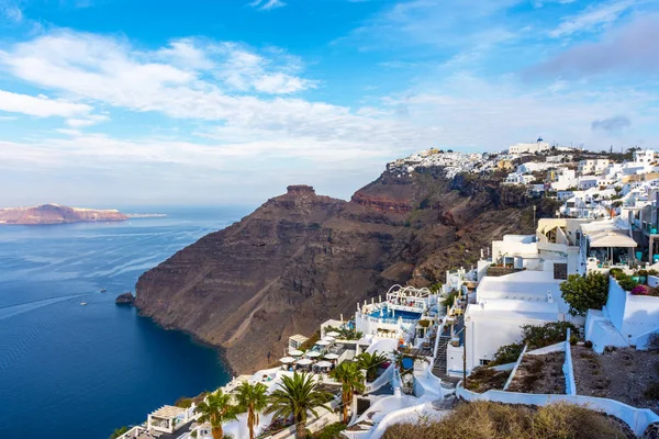 Santorini, Yunanistan. Geleneksel Kikladik Santorini evler cliff üzerinde ısmarlayarak