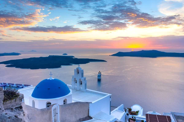 Santorini, Yunanistan. Geleneksel Kikladik Santorini evler cliff üzerinde ısmarlayarak