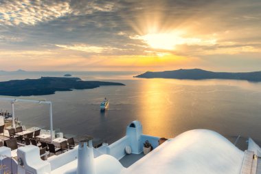 Santorini, Yunanistan. Geleneksel Kikladik Santorini evler cliff üzerinde ısmarlayarak