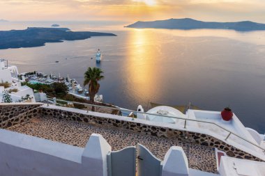 Santorini, Yunanistan. Geleneksel Kikladik Santorini evler cliff üzerinde ısmarlayarak