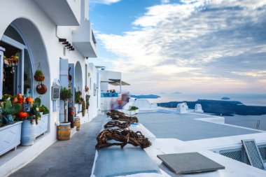 Santorini, Yunanistan. Geleneksel Kikladik Santorini evler cliff üzerinde ısmarlayarak