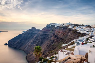 Santorini, Yunanistan. Geleneksel Kikladik Santorini evler cliff üzerinde ısmarlayarak