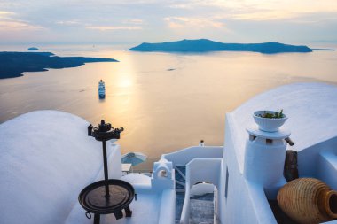 Santorini, Yunanistan. Geleneksel Kikladik Santorini evler cliff üzerinde ısmarlayarak