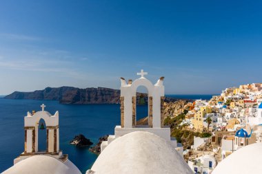 Santorini, Yunanistan. Uçurumdaki Geleneksel Kikladik Santorini Kilisesi'nin ısmarlayarak