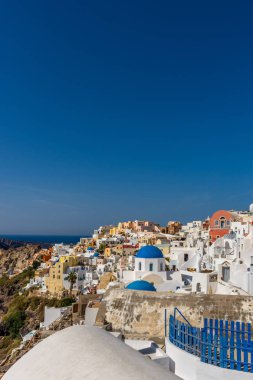 Santorini, Yunanistan. Geleneksel Kikladik Oia Santorini ısmarlayarak cliff üzerinde evler