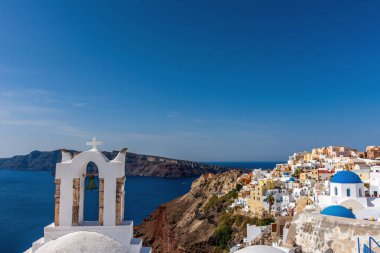 Santorini, Yunanistan. Geleneksel Kikladik Oia Santorini ısmarlayarak cliff üzerinde evler