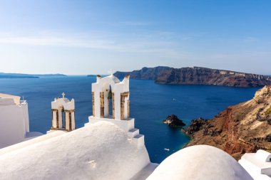 Santorini, Yunanistan. Uçurumdaki Geleneksel Kikladik Santorini Kilisesi'nin ısmarlayarak