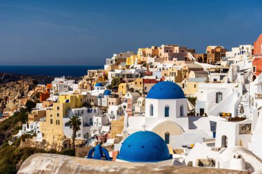 Santorini, Yunanistan. Geleneksel Kikladik Oia Santorini ısmarlayarak cliff üzerinde evler