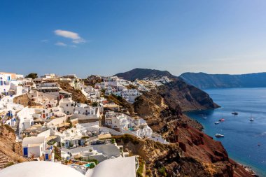 Santorini, Yunanistan. Geleneksel Kikladik Oia Santorini ısmarlayarak cliff üzerinde evler