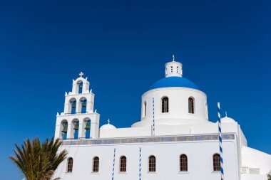 Santorini, Yunanistan. Uçurumdaki Geleneksel Kikladik Santorini Kilisesi'nin ısmarlayarak