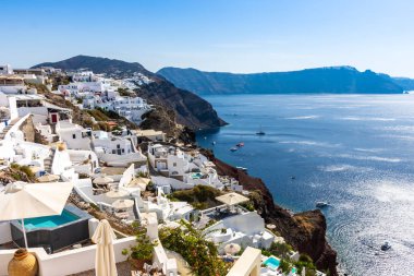 Santorini, Yunanistan. Geleneksel Kikladik Oia Santorini ısmarlayarak cliff üzerinde evler