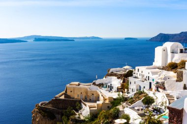 Santorini, Yunanistan. Geleneksel Kikladik Oia Santorini ısmarlayarak cliff üzerinde evler