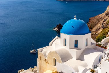 Santorini, Yunanistan. Uçurumdaki Geleneksel Kikladik Santorini Kilisesi'nin ısmarlayarak