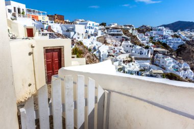 Santorini, Yunanistan. Geleneksel Kikladik Oia Santorini ısmarlayarak cliff üzerinde evler