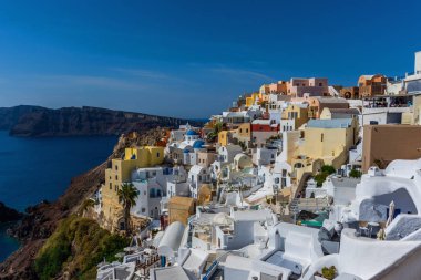 Santorini, Yunanistan. Geleneksel Kikladik Oia Santorini ısmarlayarak cliff üzerinde evler