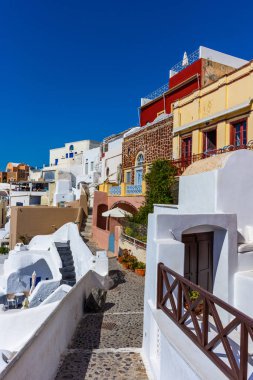 Santorini, Yunanistan. Geleneksel Kikladik Oia Santorini ısmarlayarak cliff üzerinde evler